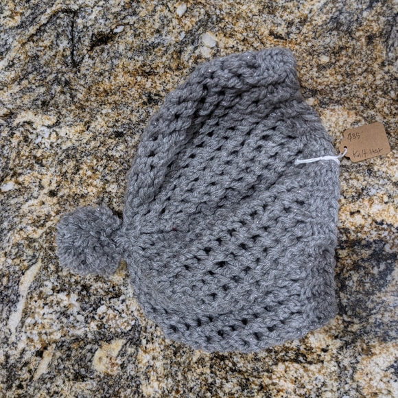 Grey knitted baret hat - Picture 2 of 2